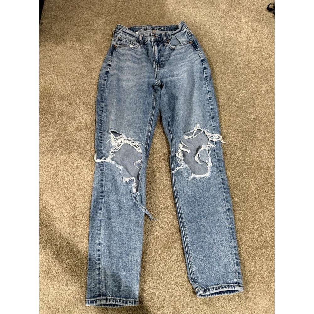 Womens American Eagle Strigid Ripped Knee Light Wash Mom Jeans Size 00R